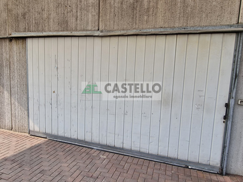 Campodarsego proponiamo capannone in zona residenziale, diviso in più ambienti, di circa 300mq co...