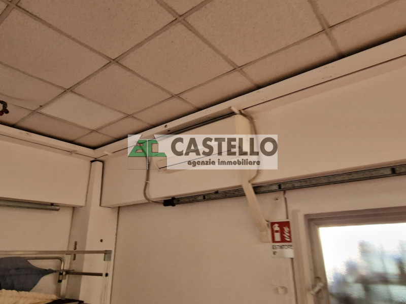 Campodarsego proponiamo capannone in zona residenziale, diviso in più ambienti, di circa 300mq co...