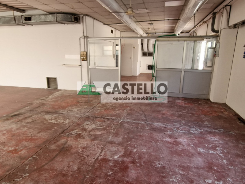 Campodarsego proponiamo capannone in zona residenziale, diviso in più ambienti, di circa 300mq co...