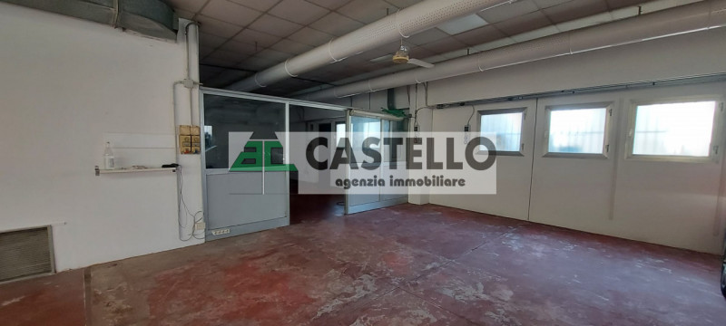 Campodarsego proponiamo capannone in zona residenziale, diviso in più ambienti, di circa 300mq co...