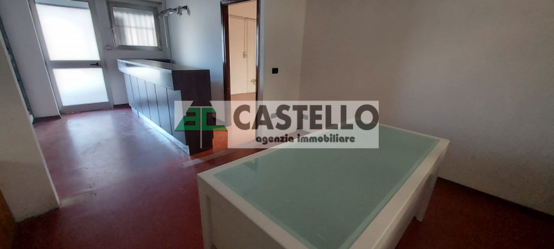 Campodarsego proponiamo capannone in zona residenziale, diviso in più ambienti, di circa 300mq co...