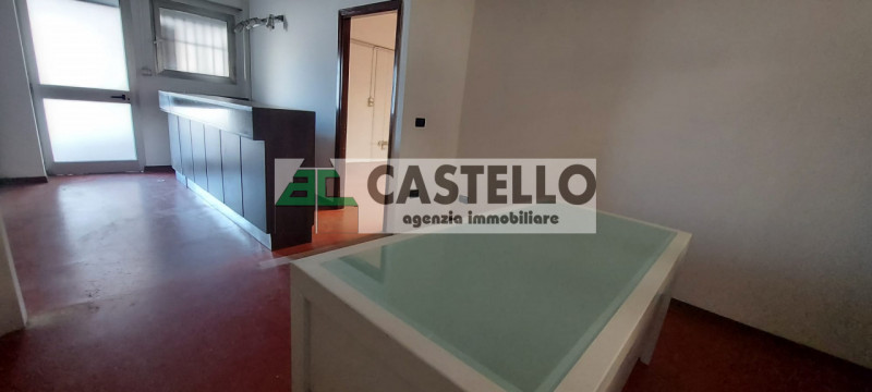 Campodarsego proponiamo capannone in zona residenziale, diviso in più ambienti, di circa 300mq co...