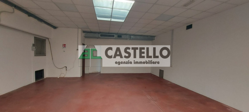 Campodarsego proponiamo capannone in zona residenziale, diviso in più ambienti, di circa 300mq co...