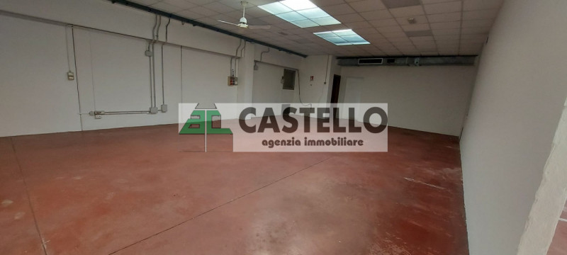 Campodarsego proponiamo capannone in zona residenziale, diviso in più ambienti, di circa 300mq co...