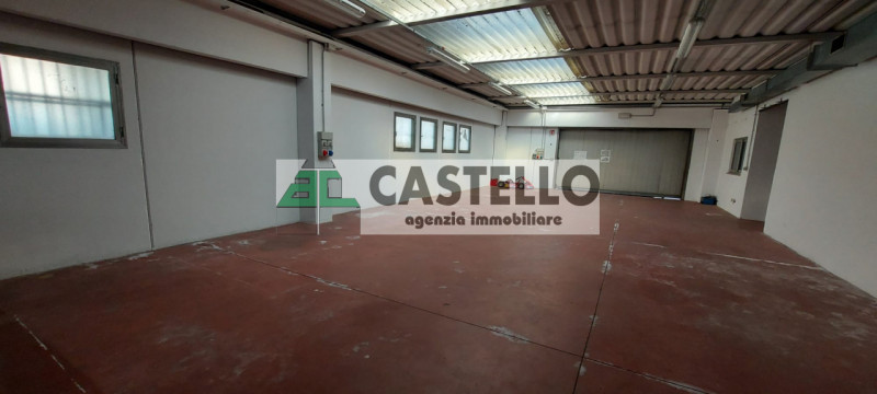 Campodarsego proponiamo capannone in zona residenziale, diviso in più ambienti, di circa 300mq co...