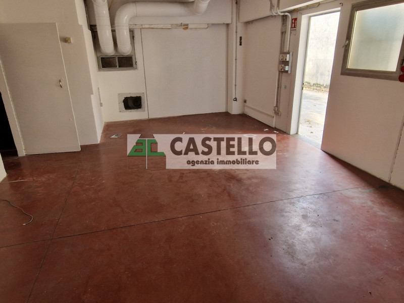 Campodarsego proponiamo capannone in zona residenziale, diviso in più ambienti, di circa 300mq co...