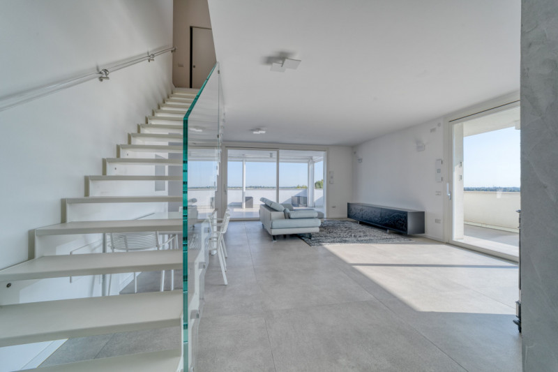 VIGONZA Zona Perarolo. ATTICO recentissimo, come nuovo, fra i più prestigiosi della zona di Vigon...