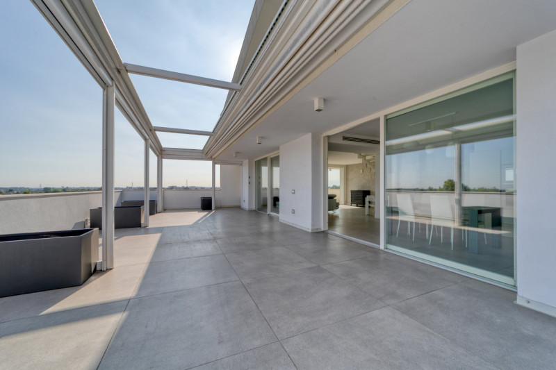 VIGONZA Zona Perarolo. ATTICO recentissimo, come nuovo, fra i più prestigiosi della zona di Vigon...