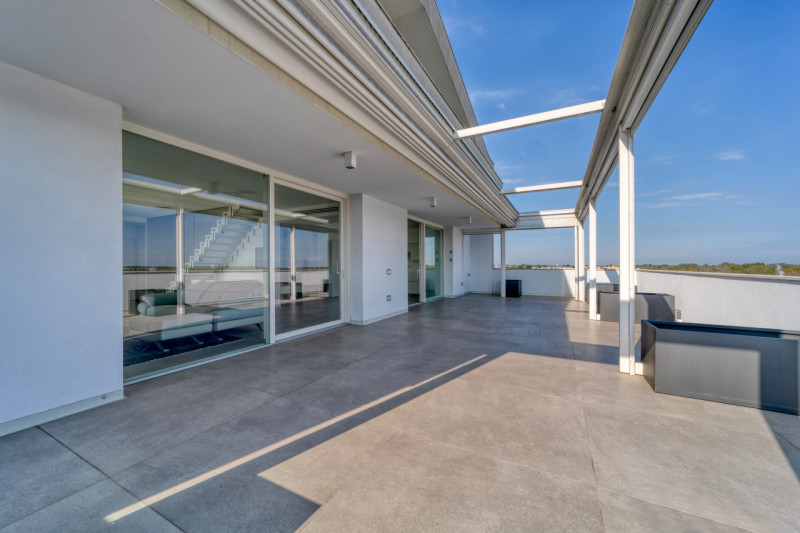 VIGONZA Zona Perarolo. ATTICO recentissimo, come nuovo, fra i più prestigiosi della zona di Vigon...