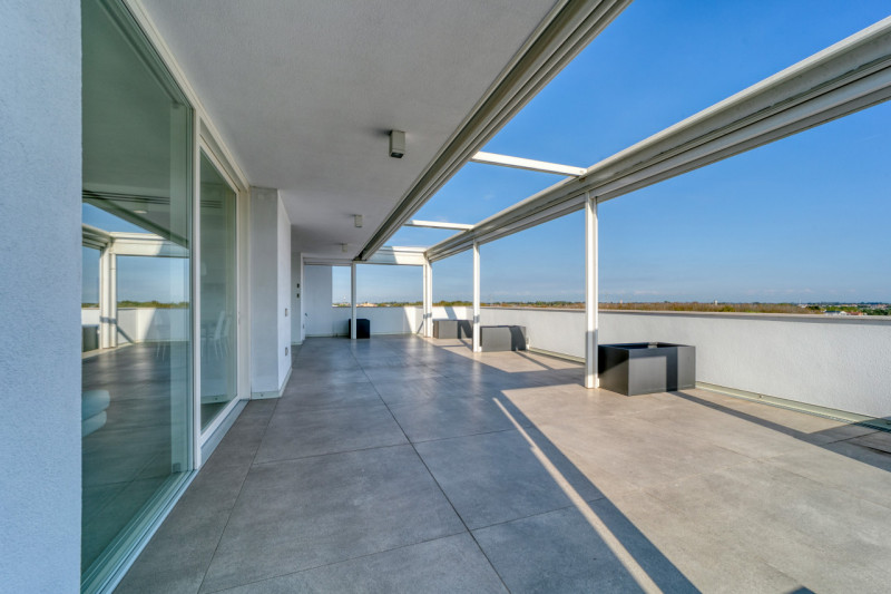 VIGONZA Zona Perarolo. ATTICO recentissimo, come nuovo, fra i più prestigiosi della zona di Vigon...