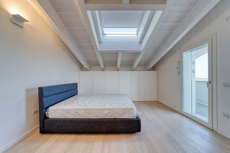 VIGONZA Zona Perarolo. ATTICO recentissimo, come nuovo, fra i più prestigiosi della zona di Vigon...