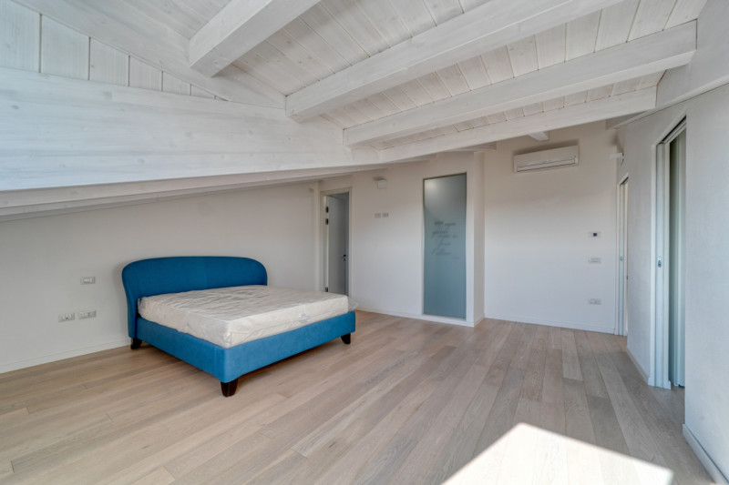 VIGONZA Zona Perarolo. ATTICO recentissimo, come nuovo, fra i più prestigiosi della zona di Vigon...