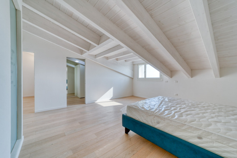 VIGONZA Zona Perarolo. ATTICO recentissimo, come nuovo, fra i più prestigiosi della zona di Vigon...