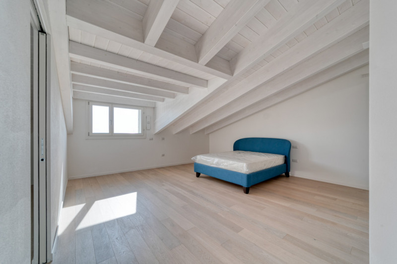 VIGONZA Zona Perarolo. ATTICO recentissimo, come nuovo, fra i più prestigiosi della zona di Vigon...