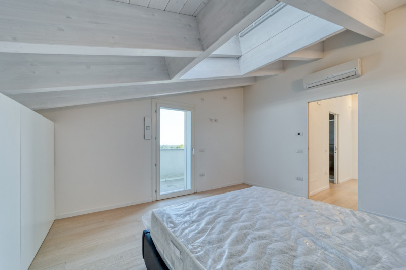 VIGONZA Zona Perarolo. ATTICO recentissimo, come nuovo, fra i più prestigiosi della zona di Vigon...