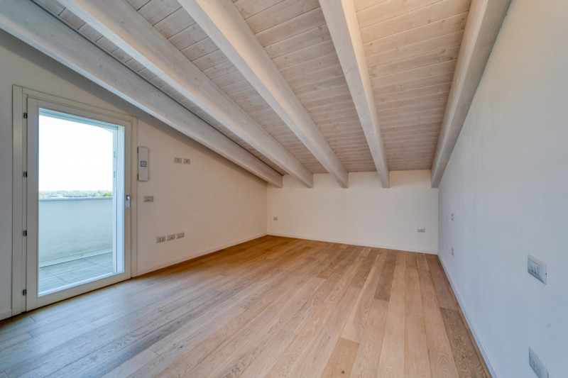 VIGONZA Zona Perarolo. ATTICO recentissimo, come nuovo, fra i più prestigiosi della zona di Vigon...