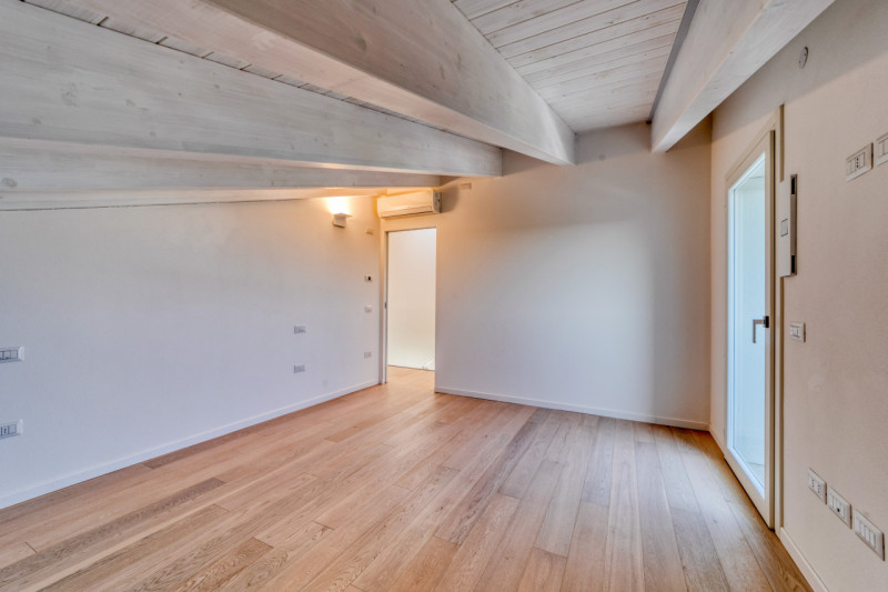 VIGONZA Zona Perarolo. ATTICO recentissimo, come nuovo, fra i più prestigiosi della zona di Vigon...