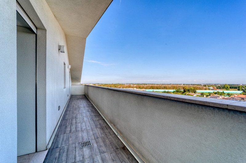 VIGONZA Zona Perarolo. ATTICO recentissimo, come nuovo, fra i più prestigiosi della zona di Vigon...