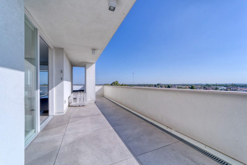 VIGONZA Zona Perarolo. ATTICO recentissimo, come nuovo, fra i più prestigiosi della zona di Vigon...