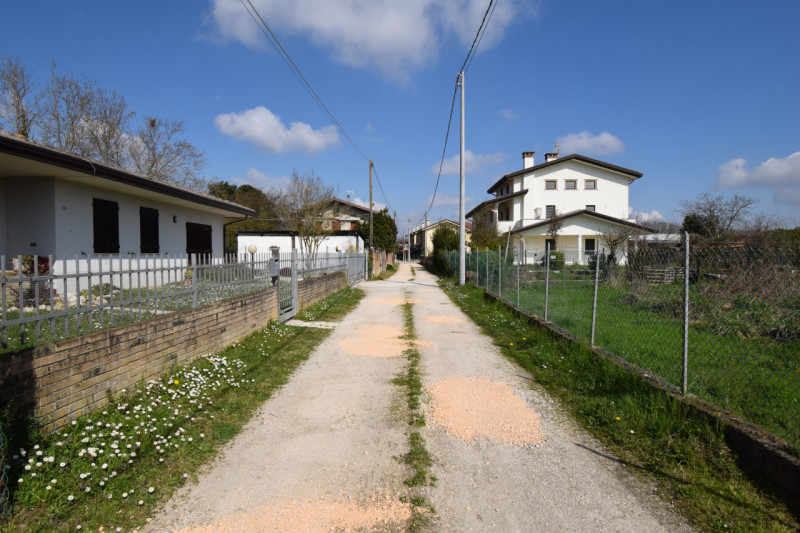 Bojon di CAMPOLONGO MAGGIORE - Proponiamo in vendita TERRENO EDIFICABILE residenziale situato nel...