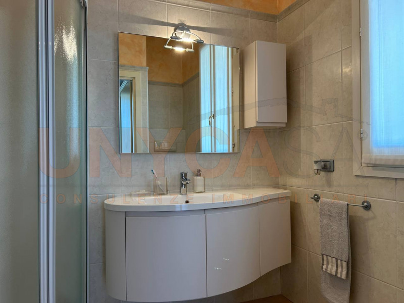 PADOVA - Montà: eleganza e funzionalità si incontrano in questa raffinata porzione di bifamiliare...