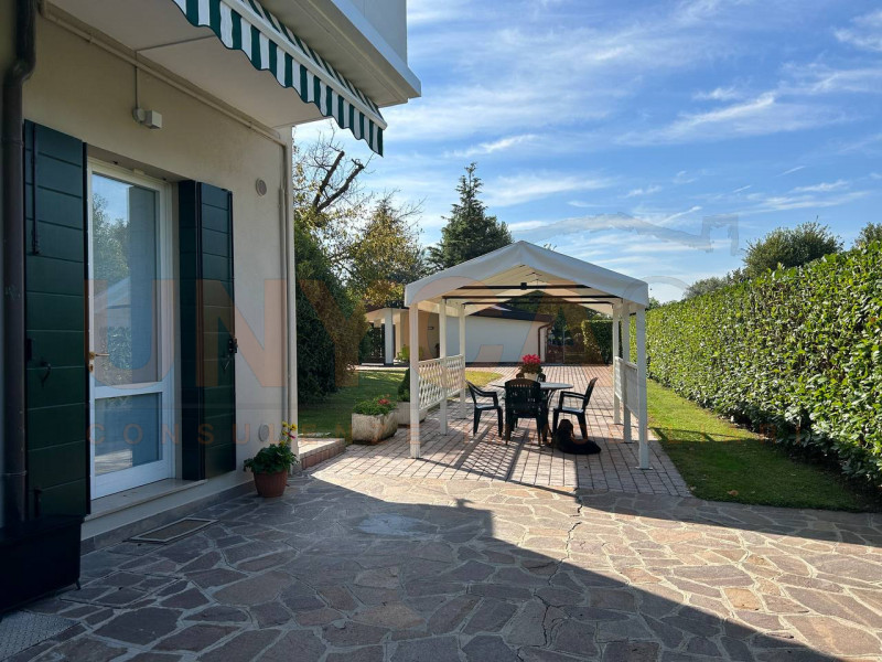 PADOVA - Montà: eleganza e funzionalità si incontrano in questa raffinata porzione di bifamiliare...