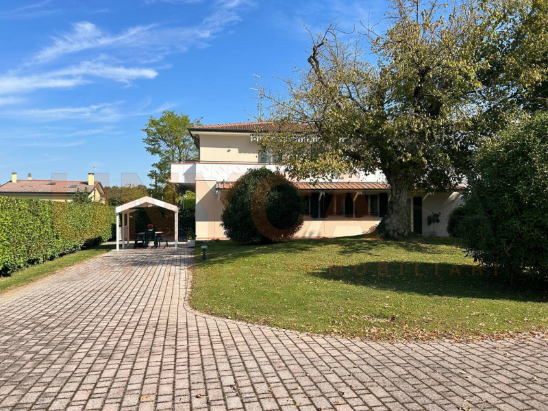 PADOVA - Montà: eleganza e funzionalità si incontrano in questa raffinata porzione di bifamiliare...