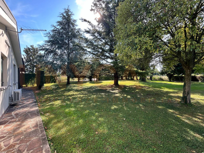 PADOVA - Montà: eleganza e funzionalità si incontrano in questa raffinata porzione di bifamiliare...