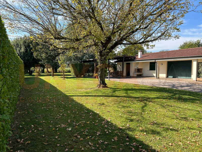 PADOVA - Montà: eleganza e funzionalità si incontrano in questa raffinata porzione di bifamiliare...