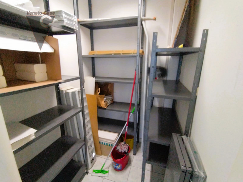 Affittiamo un ufficio di circa 110 mq nella prima periferia di Padova, nella zona industriale est...