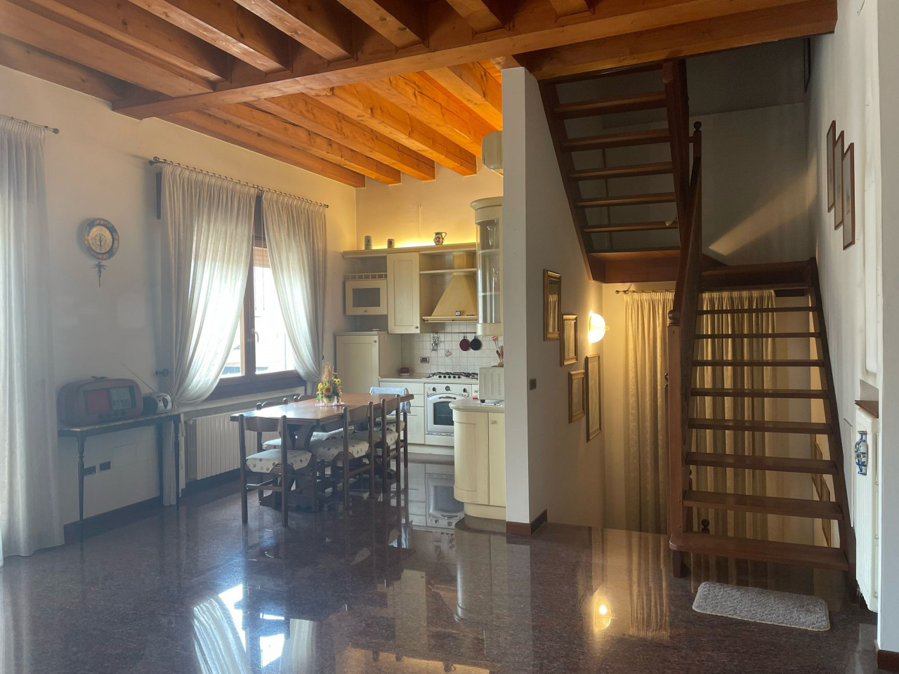 Spazioso Appartamento in Vendita a Montegrotto Terme https://images.gestionaleimmobiliare.it/foto/annunci/231004/3497319/1280x1280/002__immagine_whatsapp_2025-04-24_ore_11_58_40_74850475.jpg