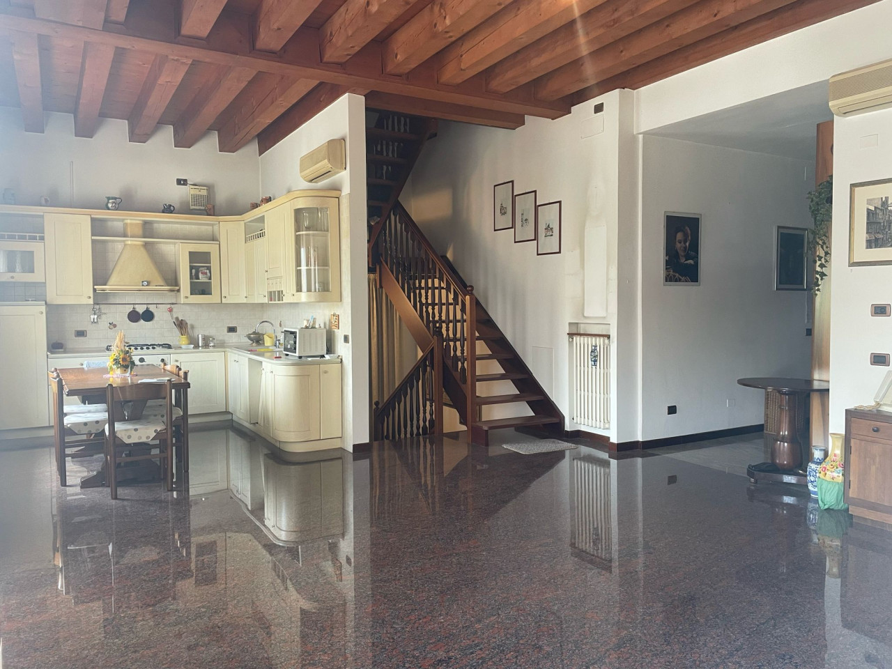 Spazioso Appartamento in Vendita a Montegrotto Terme https://images.gestionaleimmobiliare.it/foto/annunci/231004/3497319/1280x1280/003__immagine_whatsapp_2025-04-24_ore_11_58_40_8cac7023.jpg