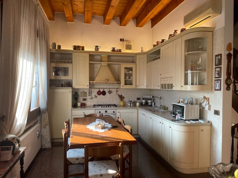 Riferimento Agenzia R541 - Situato nel cuore di Montegrotto Terme, precisamente in Corso delle Te...