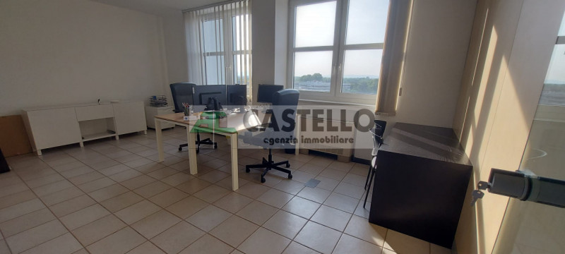 Cadoneghe Castagnara PER INVESTIMENTO proponiamo su prestigioso fabbricato direzionale/commercial...