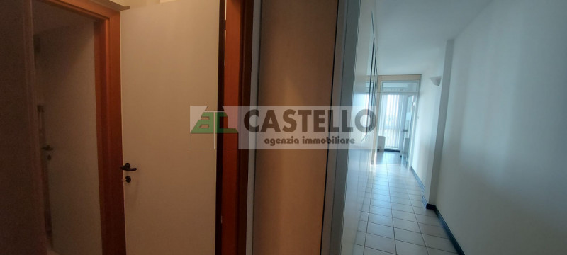 Cadoneghe Castagnara PER INVESTIMENTO proponiamo su prestigioso fabbricato direzionale/commercial...