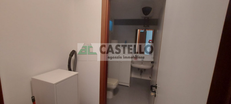 Cadoneghe Castagnara PER INVESTIMENTO proponiamo su prestigioso fabbricato direzionale/commercial...