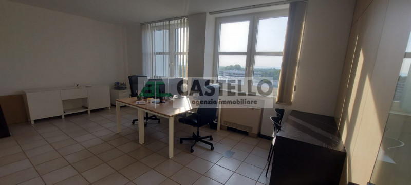 Cadoneghe Castagnara PER INVESTIMENTO proponiamo su prestigioso fabbricato direzionale/commercial...