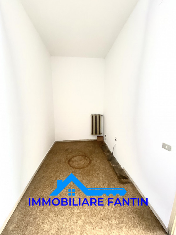 RIF RV23  Immobiliare Fantin propone in vendita, nel quartiere di San Zeno, negozio/ufficio di ci...