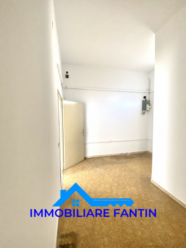 RIF RV23  Immobiliare Fantin propone in vendita, nel quartiere di San Zeno, negozio/ufficio di ci...
