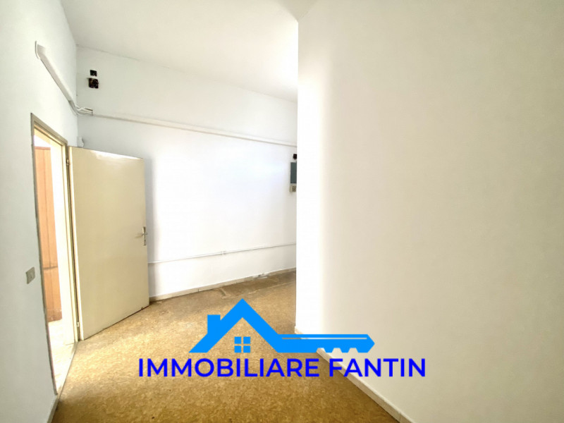 RIF RV23  Immobiliare Fantin propone in vendita, nel quartiere di San Zeno, negozio/ufficio di ci...