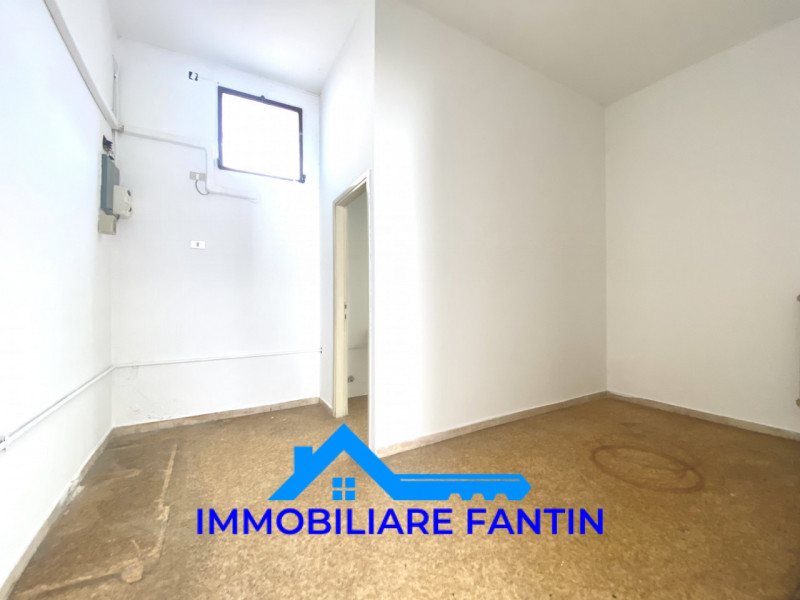 RIF RV23  Immobiliare Fantin propone in vendita, nel quartiere di San Zeno, negozio/ufficio di ci...