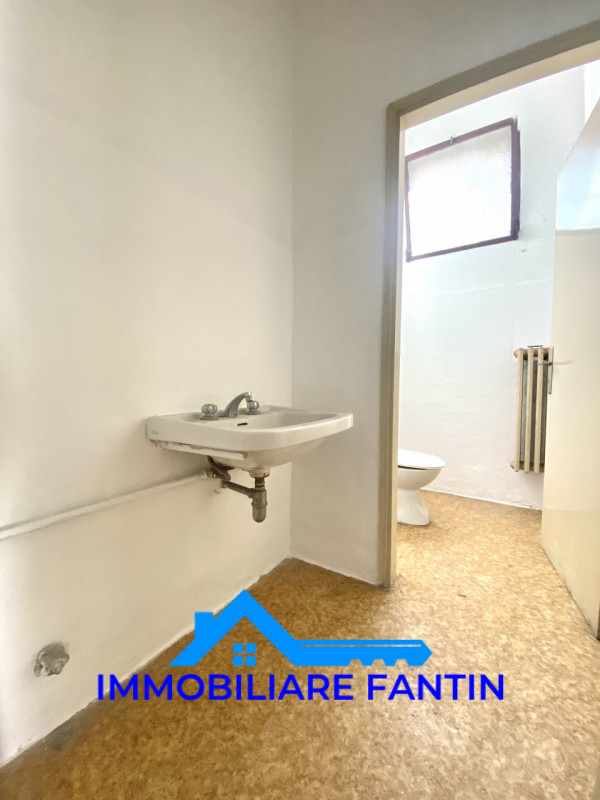 RIF RV23  Immobiliare Fantin propone in vendita, nel quartiere di San Zeno, negozio/ufficio di ci...