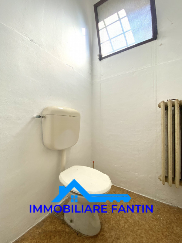 RIF RV23  Immobiliare Fantin propone in vendita, nel quartiere di San Zeno, negozio/ufficio di ci...