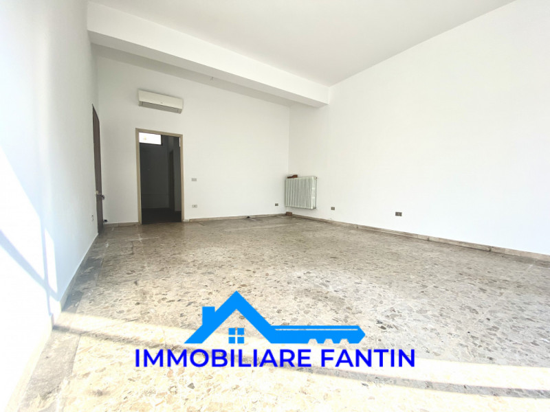 RIF RV23  Immobiliare Fantin propone in vendita, nel quartiere di San Zeno, negozio/ufficio di ci...