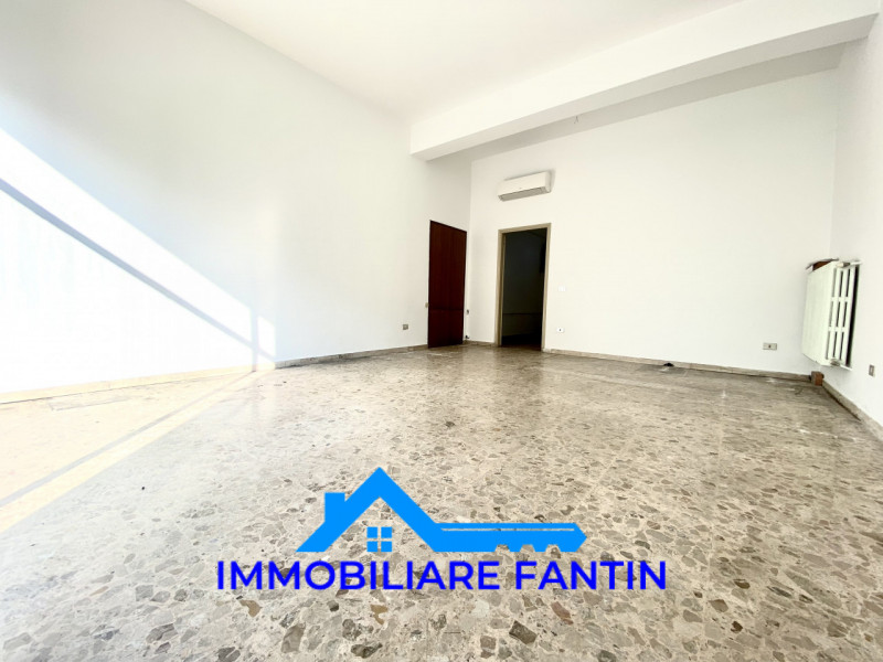 RIF RV23  Immobiliare Fantin propone in vendita, nel quartiere di San Zeno, negozio/ufficio di ci...