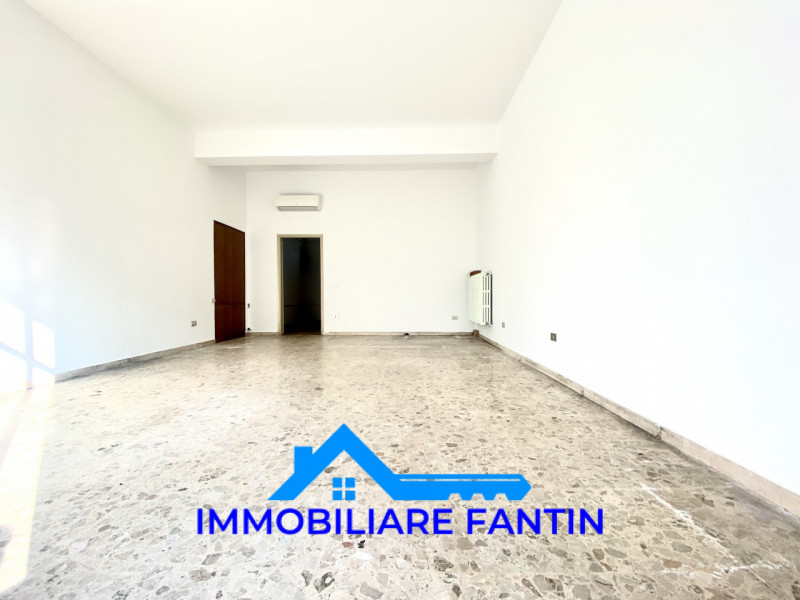 RIF RV23  Immobiliare Fantin propone in vendita, nel quartiere di San Zeno, negozio/ufficio di ci...