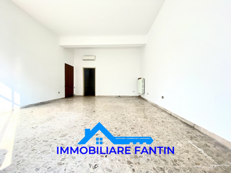 RIF RV23  Immobiliare Fantin propone in vendita, nel quartiere di San Zeno, negozio/ufficio di ci...