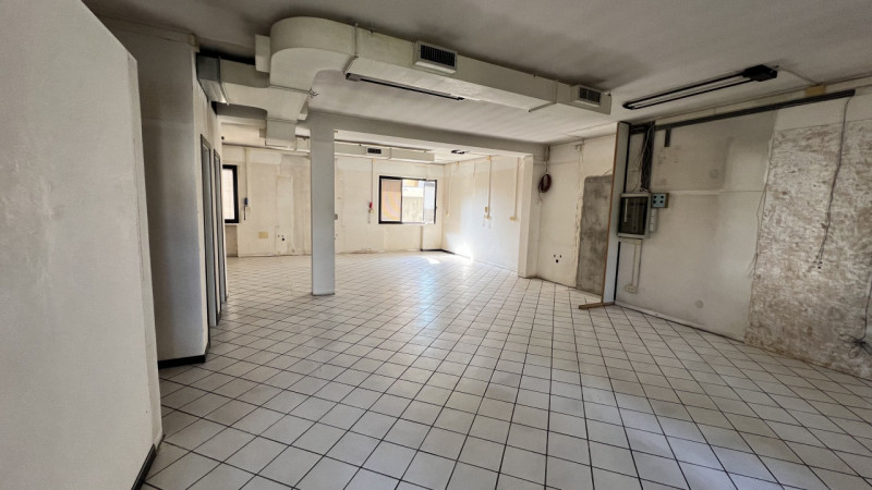 Noventa Padovana - zona Oltrebrenta. Si vende ufficio al piano terra con ingresso indipendente e ...