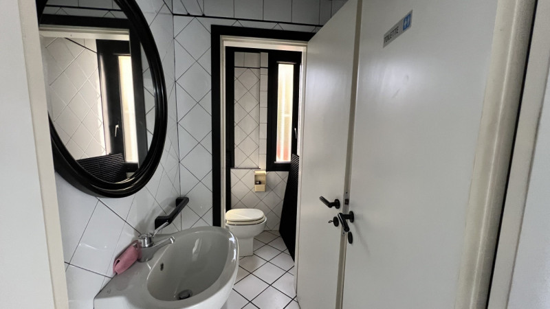 Noventa Padovana - zona Oltrebrenta. Si vende ufficio al piano terra con ingresso indipendente e ...