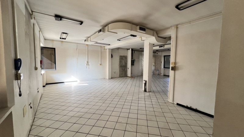 Noventa Padovana - zona Oltrebrenta. Si vende ufficio al piano terra con ingresso indipendente e ...